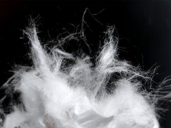 Qual é a densidade da fibra UHMWPE?