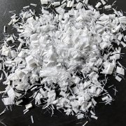 Por que razão a fibra é utilizada na fabricação de papel?